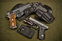 1911_pistol_vs_Glock_pistol